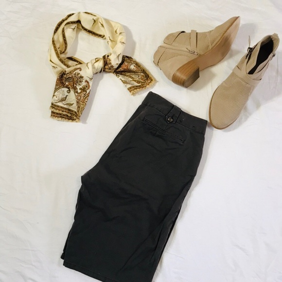 Banana Republic Bermuda Shorts - Picture 5 of 5